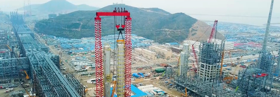 浙江石化，首台3000吨级反应器吊装获得圆满成功